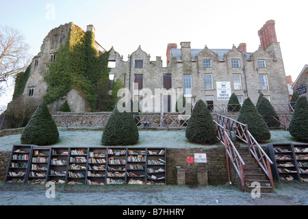 Hay-on-Wye en gallois de livres d'occasion des frontières et un centre d'intérêt le château avec honnêteté Box dvd vente Banque D'Images