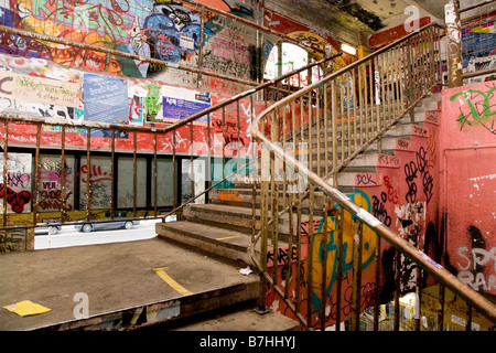 Des murs couverts de graffitis dans un vieux squat Berlin Allemagne Banque D'Images
