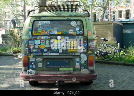 Fourgonnette de camping avec autocollants au dos des destinations parcourues, Amsterdam, pays-Bas. Banque D'Images