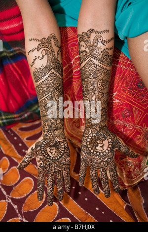 Suite Nuptiale traditionnelle (Mehndi henna body art), l'art de l'ornant les mains et pieds. Utilisé dans de nombreuses cérémonies de mariage. Banque D'Images