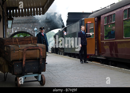 Un train à vapeur se prépare à quitter Weybourne station sur la North Norfolk Steam Railway alos connu sous le nom de ligne de pavot. Banque D'Images