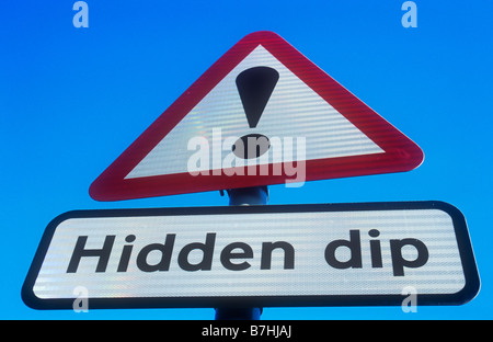 Rouge Blanc et noir roadsign triangulaire avec un avertissement d'exclamation sur fond de ciel bleu avec message dip cachés Banque D'Images