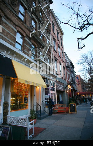 'Typique' jusqu'à pied immeuble sur Hudson Street, West Greenwich Village, Manahattan, New York City Banque D'Images