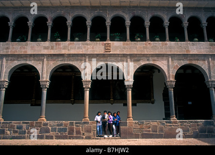 Les péruviens, les jeunes femmes, les touristes, les étudiants péruviens, les étudiants, les excursion, cloître, cloître, Église et couvent de Santo Domingo, Cuzco, Pérou Banque D'Images