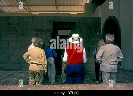 Les touristes, guide, visite guidée, groupe touristique, voyage d'un aîné, cour, Église et couvent de Santo Domingo, Cuzco, Cuzco, Pérou, Province de l'Amérique du Sud Banque D'Images