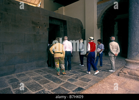 Les touristes, guide, visite guidée, groupe touristique, voyage d'un aîné, cour, Église et couvent de Santo Domingo, Cuzco, Cuzco, Pérou, Province de l'Amérique du Sud Banque D'Images