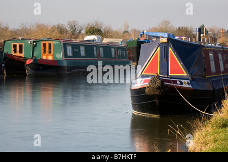 Bateaux amarrés étroit sur le Kennet and Avon Canal au vert vend près de Devizes, Wiltshire Banque D'Images