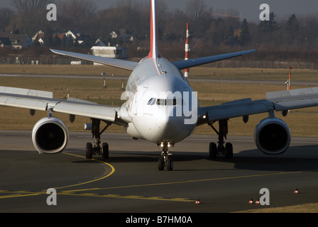 Airbus A330-200 Emirates Airways avion de passagers, l'Aéroport International de Düsseldorf, Allemagne. Banque D'Images