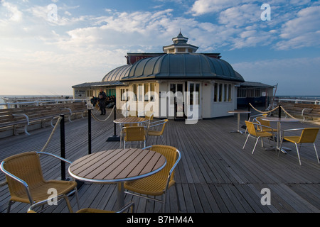 Une jetée de Cromer presque déserte en début de soirée, Norfolk, Angleterre, Royaume-Uni. Banque D'Images