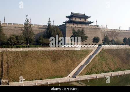 Top Tours les bastions que stud le mur de défense que gaines Xian en Chine. Banque D'Images