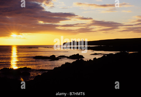 Sinclair's Bay avec Sinclair Girnigoe et Châteaux et Noss Head Lighthouse se profilant à l'horizon, Caithness, en Écosse. Banque D'Images