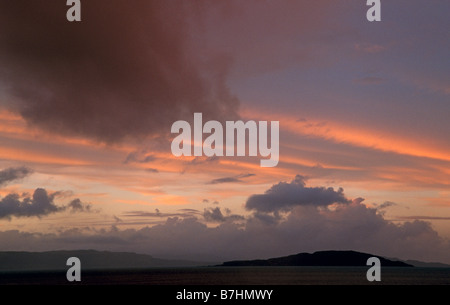 Nuages sur l'île d'Eilean Mor. Vue depuis l'île d'Eilean Ban. Banque D'Images