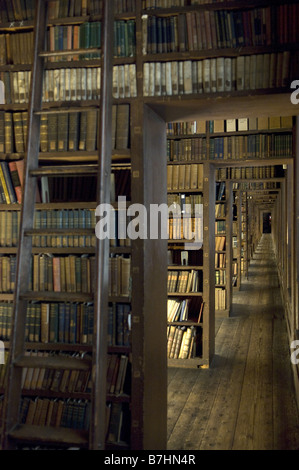 Des étagères remplies de livres anciens. Banque D'Images