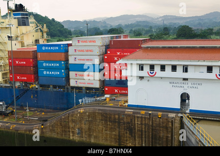 Grand voyage bateau à travers les écluses Miraflores de la Canal de Panama, Panama, Panama Banque D'Images