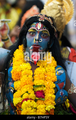 Enfant indien habillé comme le dieu Hindou Durga Kali / pour un spectacle de rue dans la ville de Puttaparthi, Andhra Pradesh, Inde Banque D'Images