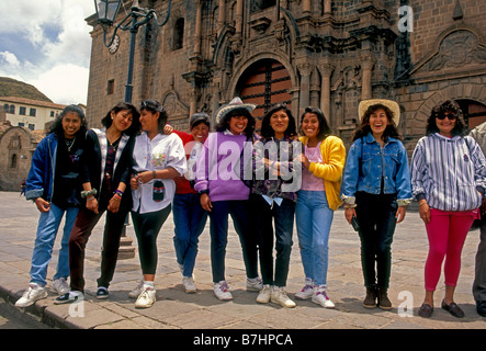 Des étudiants péruviens, les jeunes femmes, la sortie de l'élève, la cathédrale, la Plaza de Armas, la capitale, ville de Cusco, Cuzco, Cuzco, Pérou, Province de l'Amérique du Sud Banque D'Images