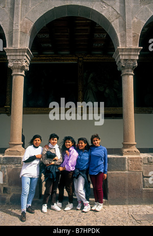 Les péruviens, les jeunes femmes, les touristes, les étudiants péruviens, les étudiants, les excursion, cloître, cloître, Église et couvent de Santo Domingo, Cuzco, Pérou Banque D'Images