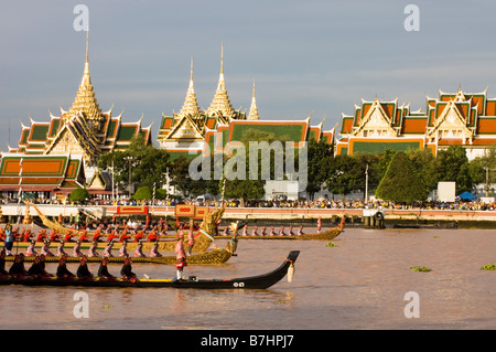 Barges Royal parade en avant du Grand Palais. Bangkok Banque D'Images