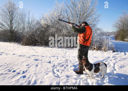 Battue en hiver ; hunter incendies, Allemagne Banque D'Images