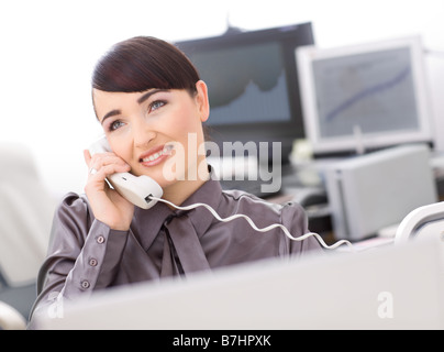 Jeune femme service à la clientèle de l'opérateur téléphone fixe le smiling Banque D'Images