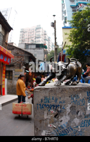 Chines nouvelle économie Bull statue en bronze sur socle haut de mur avec des publicités pour de faux et de faux reçus après l liscenese Banque D'Images