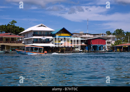 Rivage de Bocas Town avec hôtels, restaurants, et des bateaux-taxis, Bocas del Toro, PANAMA Banque D'Images