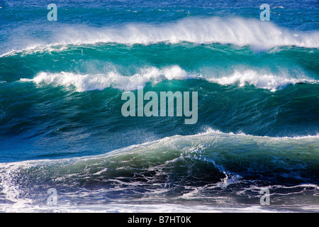 Océan Pacifique vagues se briser à terre près de Seal Rock de pique-nique, plage de galets, péninsule de Monterey, Californie, États-Unis Banque D'Images