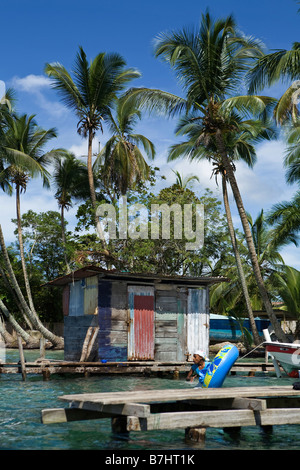 Scène à l'embarcadère de Isla Carenero en face de Bocas Town, Bocas del Toro, PANAMA Banque D'Images