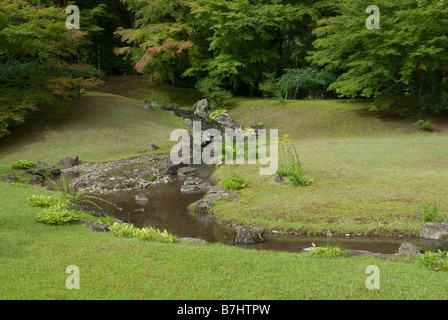 Un flux d'alimentation yarimizu au temple Motsuji, Hiraizumi, Japon, 28 août 2008. Banque D'Images