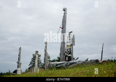 Colombie-britannique - totems dans le cimetière de Namgis Albert Bay sur l'île Cormorant dans le détroit de Johnstone. Banque D'Images