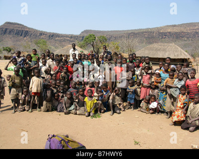 Foule de gens et d'enfants de Kito Village sur la rivière Luvua République démocratique du Congo, Province du Katanga Banque D'Images