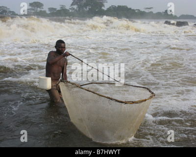 À l'aide de pêcheurs Wagenia net scoop sur Stanley Falls Chutes Boyoma sur fleuve Congo République démocratique du Congo à Kasangani Banque D'Images