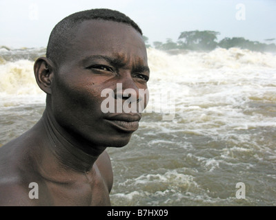 Close up head and shoulders portrait de pêcheur à l'Wagenia Stanley Falls Chutes Boyoma en République démocratique du Congo Banque D'Images