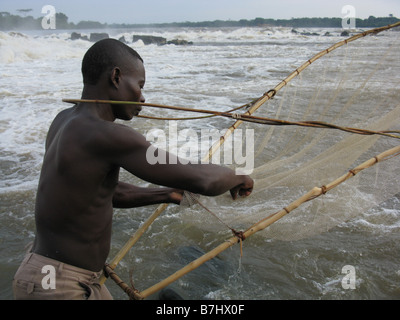 Pêcheur à l'Wagenia Stanley Falls Chutes Boyoma en République démocratique du Congo à l'aide d'une écope net pour capturer de petits poissons Banque D'Images