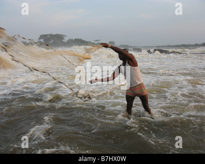 À l'aide de pêcheurs Wagenia jet circulaire au net Stanley Falls Fleuve Congo République démocratique du Congo Banque D'Images