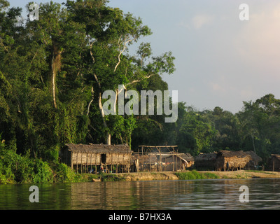 Village de pêche chaumières de chaume d'herbe et de roseaux sur pilotis sur la banque du fleuve Congo République démocratique du Congo Banque D'Images