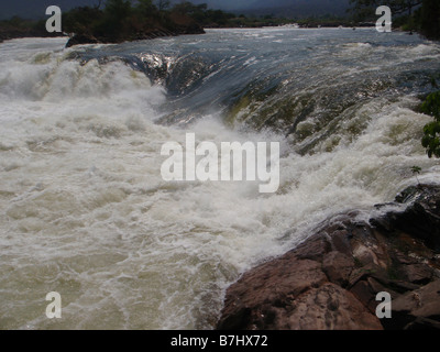 Les chutes et rapides de l'eau blanche rivière Luvua République démocratique du Congo, province du Katanga Banque D'Images