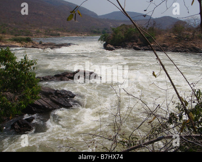 Les chutes et rapides de l'eau blanche rivière Luvua République démocratique du Congo, province du Katanga Banque D'Images