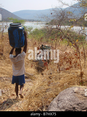 Les pêcheurs locaux et des aliments canoë portage autour du fourreau rapids rivière Luvua République démocratique du Congo, province du Katanga Banque D'Images