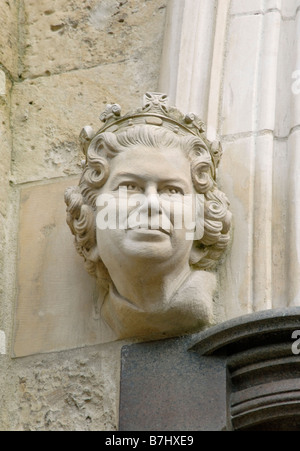 Tête de Son Altesse Royale la Reine Elizabeth II à l'entrée principale donnant sur la cathédrale de Chichester, Chichester, West Sussex, Angleterre Banque D'Images