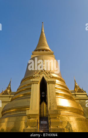 Le Phra Sri Rattana chedi doré - Wat Phra Kaew et le Grand Palais dans le centre de Bangkok en Thaïlande Banque D'Images
