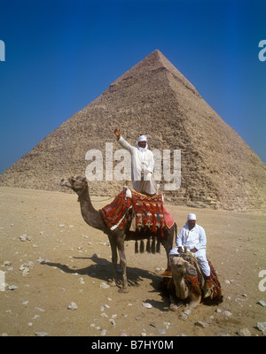 Caractères égyptien sur camel à côté de la grande pyramide sur le plateau de Gizeh, près du Caire Banque D'Images