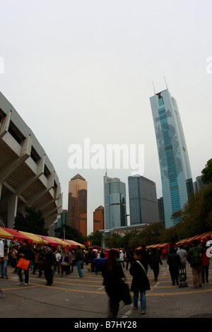 L'homme de la police regardant attentivement que je photographie Guangzhou Flower Expo avec les immeubles de bureaux et stadium skyline Citic Plaza Banque D'Images