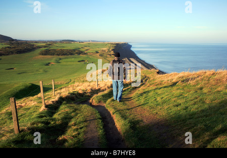 Walker sur le chemin de la côte de Norfolk entre Sheringham et Weybourne, Norfolk, Royaume-Uni. Banque D'Images