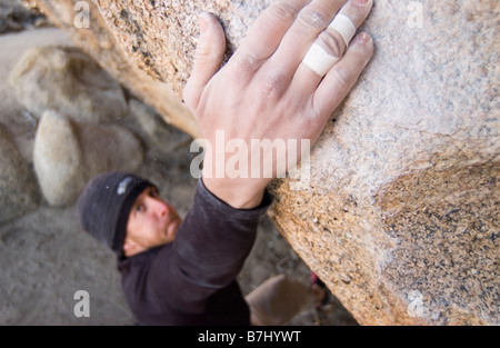 L'homme (25-30) holding escalade sur une main courante en pente, l'Évêque, en Californie Banque D'Images
