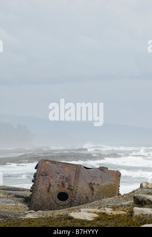 Rusty Steamship Boiler qui a été dans ce lieu depuis le navire fit naufrage en 1898, le parc national Pacific Rim, C.-B. Banque D'Images