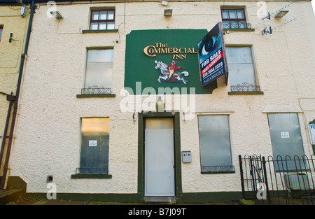 Urban decay uk au pub vide à vendre avec fenêtres et portes fermés et sécurisés avec volets métalliques UK Banque D'Images