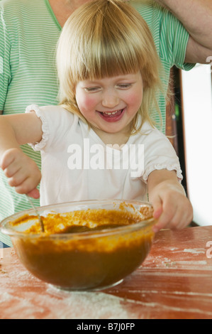 Jeune fille aide à faire une tarte à la citrouille, Vancouver, C.-B. Banque D'Images