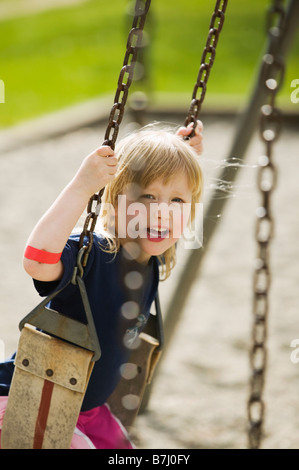 4 ans, fille, jouant sur une balançoire, Vancouver, C.-B. Banque D'Images