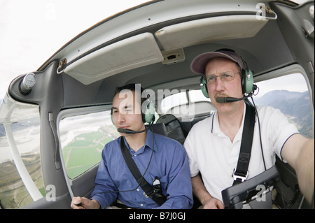 Les pilotes dans un Cessna 172 en vol, Vancouver, C.-B. Banque D'Images